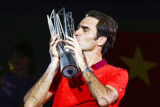 El suizo Roger Federer celebra el trofeo conseguido en Shanghi.