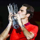 El suizo Roger Federer celebra el trofeo conseguido en Shanghi.