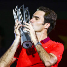 El suizo Roger Federer celebra el trofeo conseguido en Shanghi.