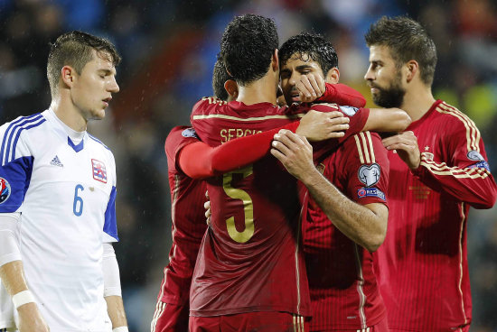 La seleccin espaola se repuso en su camino a la Eurocopa con una goleada; abajo, Inglaterra tambin gan.