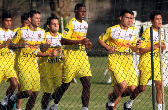 La seleccin boliviana realiz ayer, en Santa Cruz, su ltimo entrenamiento en territorio nacional antes de enfrentar maana a Chile, en suelo trasandino.