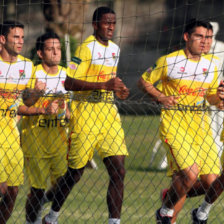 La seleccin boliviana realiz ayer, en Santa Cruz, su ltimo entrenamiento en territorio nacional antes de enfrentar maana a Chile, en suelo trasandino.