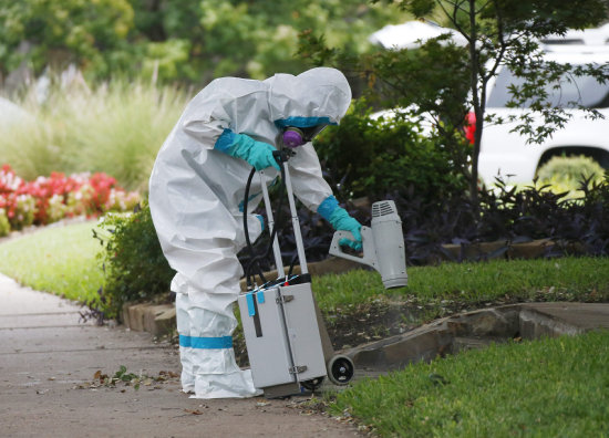 EMERGENCIA. Un empleado sanitario observa los alrededores de un centro mdico.