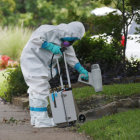 EMERGENCIA. Un empleado sanitario observa los alrededores de un centro mdico.