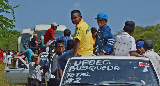 BSQUEDA. Familiares buscan a los estudiantes desaparecidos en Guerrero.