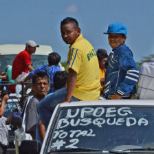 BSQUEDA. Familiares buscan a los estudiantes desaparecidos en Guerrero.