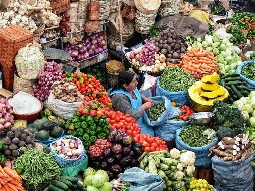 MERCADO. Las caseritas de los centros de abasto de Sucre reciben con normalidad los productos de la canasta familiar.