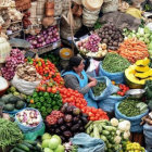 MERCADO. Las caseritas de los centros de abasto de Sucre reciben con normalidad los productos de la canasta familiar.