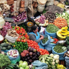 MERCADO. Las caseritas de los centros de abasto de Sucre reciben con normalidad los productos de la canasta familiar.