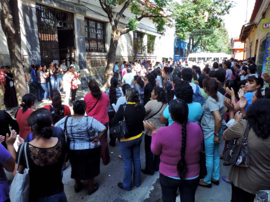 Molestia. Decenas de personas se movilizaron en protesta contra el Tribunal Electoral de Tarija.