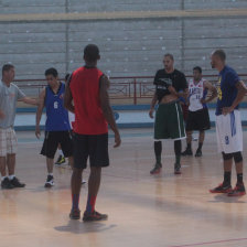 El entrenador Bernie Tarr (i) dirige la prctica de ayer, en el Polideportivo.