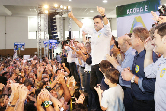 CAMPAA. El candidato opositor, Acio Neves (c), participa en un acto de su campaa.