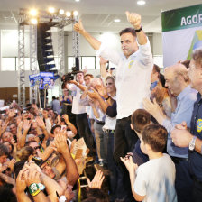 CAMPAA. El candidato opositor, Acio Neves (c), participa en un acto de su campaa.