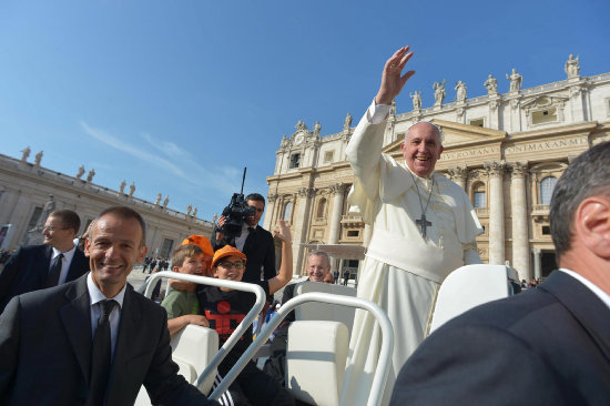 REUNIN. El papa Francisco, en una aparicin pblica, sigue de cerca el cnclave.