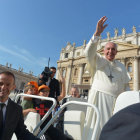 REUNIN. El papa Francisco, en una aparicin pblica, sigue de cerca el cnclave.