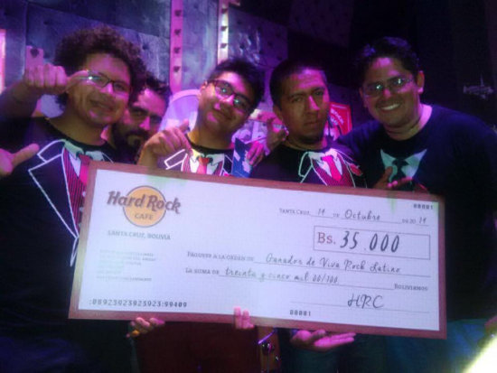 GANADORES. La banda Los Tocayos tras haber obtenido el primer lugar en el concurso organizado por la franquicia Hard Rock Caf.