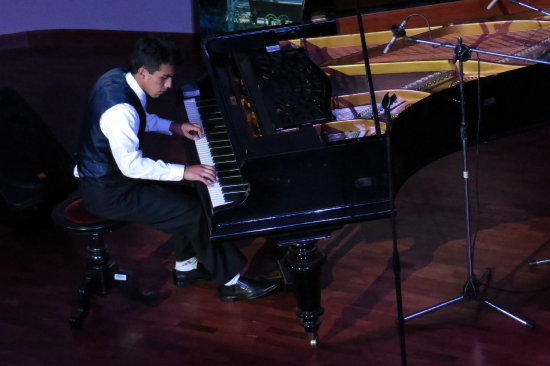 RECITAL. Christian Lpez durante la presentacin en el Paraninfo Universitario.