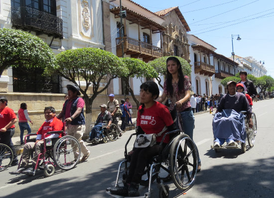 CONMEMORACIN. Las personas con discapacidad desfilaron ayer por el frontis de la Casa de la Libertad.