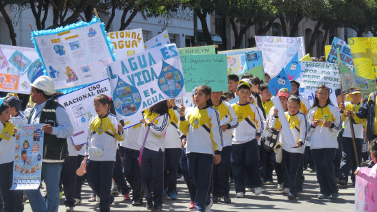 INICIATIVA. Los estudiantes salieron a las calles con creativas pancartas y disfraces.