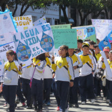 INICIATIVA. Los estudiantes salieron a las calles con creativas pancartas y disfraces.