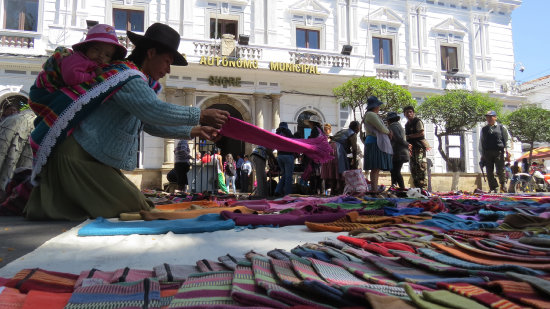 PROTESTA. Los artesanos expusieron sus trabajos en la puerta de la Municipalidad.