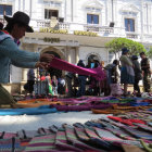 PROTESTA. Los artesanos expusieron sus trabajos en la puerta de la Municipalidad.