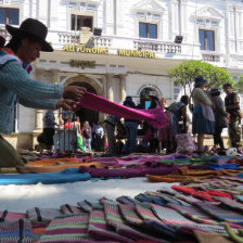 PROTESTA. Los artesanos expusieron sus trabajos en la puerta de la Municipalidad.