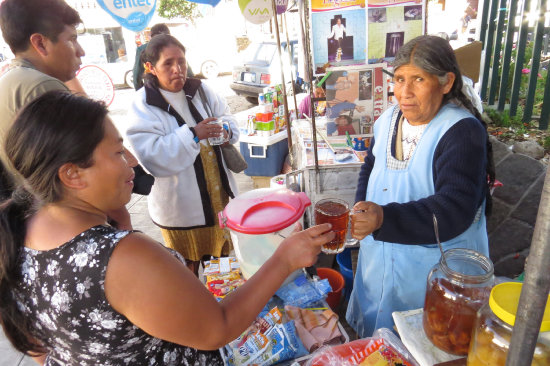 REFRESCANTE. La gente tuvo que consumir mucho lquido para sofocar el calor de ayer.