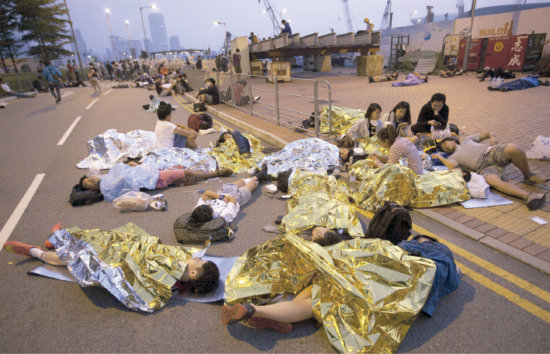 PROTESTA. Decenas de jvenes protestan contra las acciones de la Polica, en medio de un campamento.