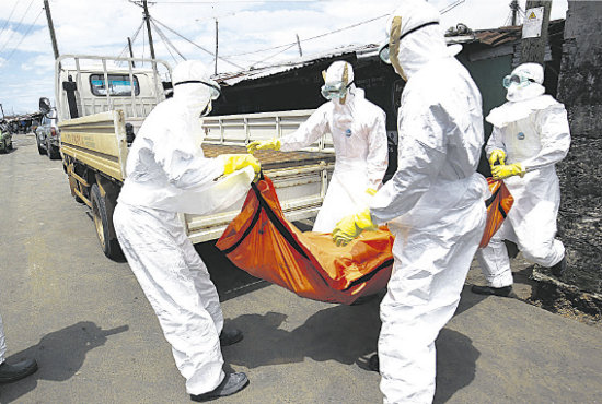 BAJAS. Personal mdico traslada los restos de un hombre que ayer falleci, presumiblemente vctima del bola en Guinea.