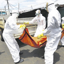 BAJAS. Personal mdico traslada los restos de un hombre que ayer falleci, presumiblemente vctima del bola en Guinea.