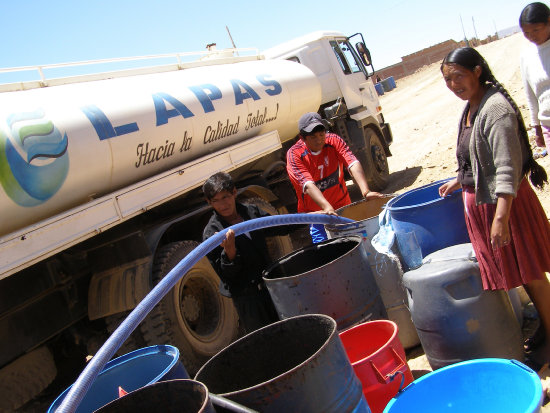 NECESIDAD. Las zonas alejadas y altas de la ciudad son las ms afectadas por la falta de agua en la ciudad.