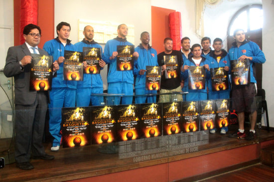 Los jugadores de Amistad-Blacmar presentaron ayer el afiche de la segunda versin de la Liga Boliviana de Bsquetbol.