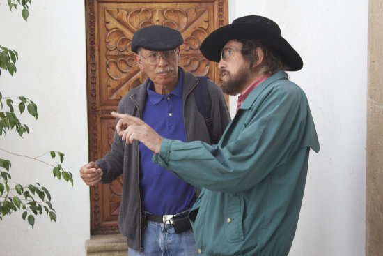 PRODUCCIN. El director de fotografa de Ukamau, Csar Prez, junto con el director Jorge Sanjins alistando los ltimos detalles.