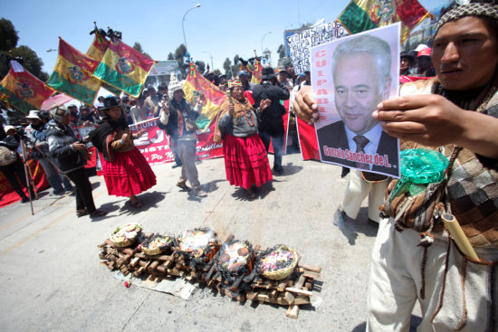 PROTESTA. La marcha recorri por varias calles de la ciudad de El Alto.