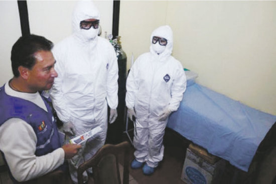 MEDIDAS. Personal de salud realiza una inspeccin en el aeropuerto de Cochabamba.