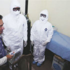 MEDIDAS. Personal de salud realiza una inspeccin en el aeropuerto de Cochabamba.