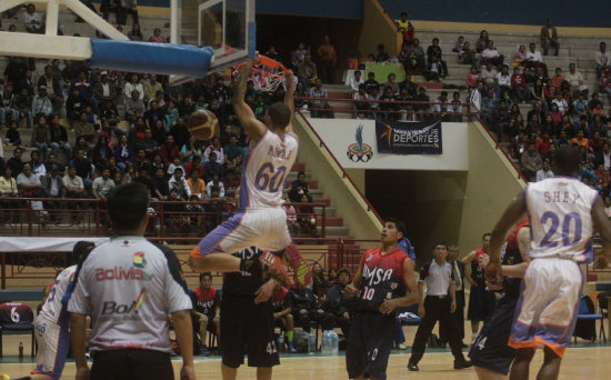 El jugador norteamericano de Amistad-Blacmar Aaron More fue una de las figuras del partido jugado anoche, en el Polideportivo de Garcilazo.