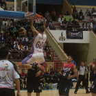 El jugador norteamericano de Amistad-Blacmar Aaron More fue una de las figuras del partido jugado anoche, en el Polideportivo de Garcilazo.