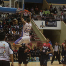 El jugador norteamericano de Amistad-Blacmar Aaron More fue una de las figuras del partido jugado anoche, en el Polideportivo de Garcilazo.