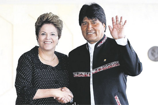 DIPLOMACIA. Los presidentes de Brasil y Bolivia, Dilma Rousseff y Evo Morales, respectivamente.