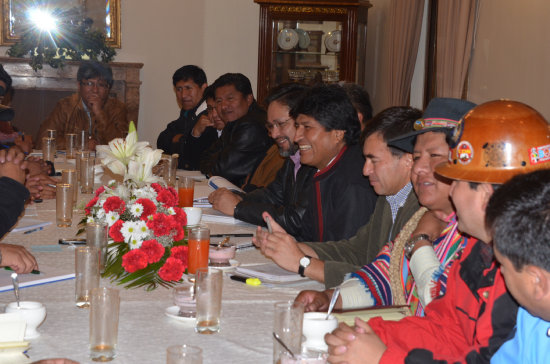 DECISIN. Ayer, los representantes de la Central Obrera Boliviana (COB) y la Coordinadora Nacional por el Cambio (CONALCAM) se reunieron con el presidente Evo Morales.