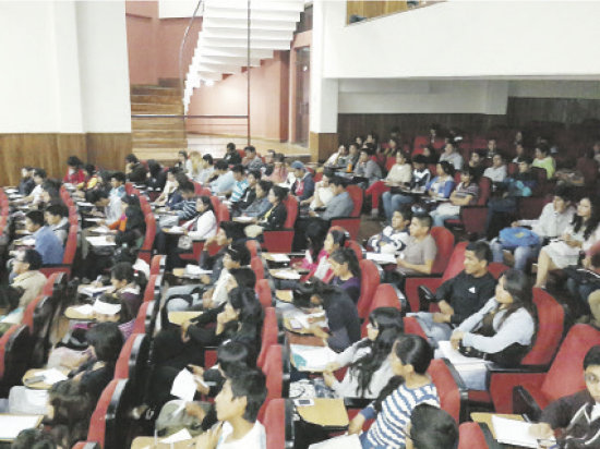 PREPARACIN. Los estudiantes asistieron a un taller de capacitacin con expertos.