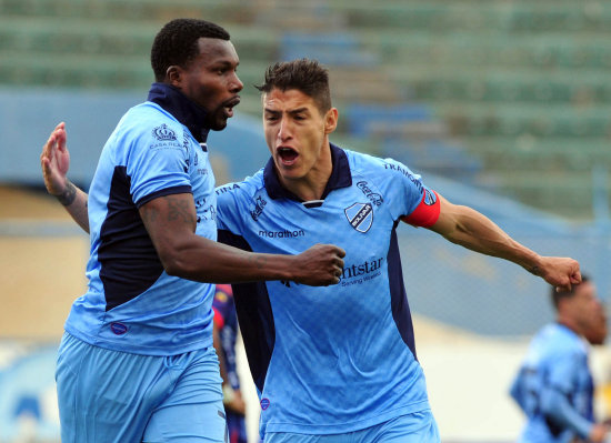 Carlos Tenorio (i) celebra uno de sus goles junto a su compaero Nelson Cabrera, en la victoria de Bolvar sobre Blooming ayer, en Oruro.