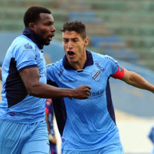 Carlos Tenorio (i) celebra uno de sus goles junto a su compaero Nelson Cabrera, en la victoria de Bolvar sobre Blooming ayer, en Oruro.