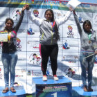 La deportista Nicol Caballero (c) celebra en el podio luego de ganar la medalla de oro en la especialidad de lanzamiento de disco, durante la ltima jornada de la disciplina de atletismo.