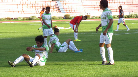 Los jugadores de Fancesa y Atltico Bermejo quedaron disconformes con el empate de ayer; al lado, los residentes bermejeos que se dieron cita en gran nmero al estadio Patria.