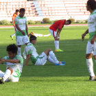 Los jugadores de Fancesa y Atltico Bermejo quedaron disconformes con el empate de ayer; al lado, los residentes bermejeos que se dieron cita en gran nmero al estadio Patria.