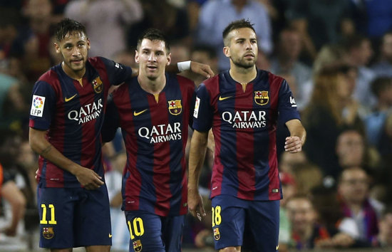 Los jugadores del Barcelona celebran el gol de Messi (c); abajo, los jugadores del Real festejan la goleada.