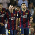 Los jugadores del Barcelona celebran el gol de Messi (c); abajo, los jugadores del Real festejan la goleada.